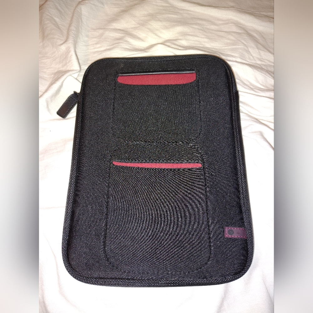 NWOT HP Black Tablet Sleeve with Minimalist Design.  Holds any 10.1 Tablet